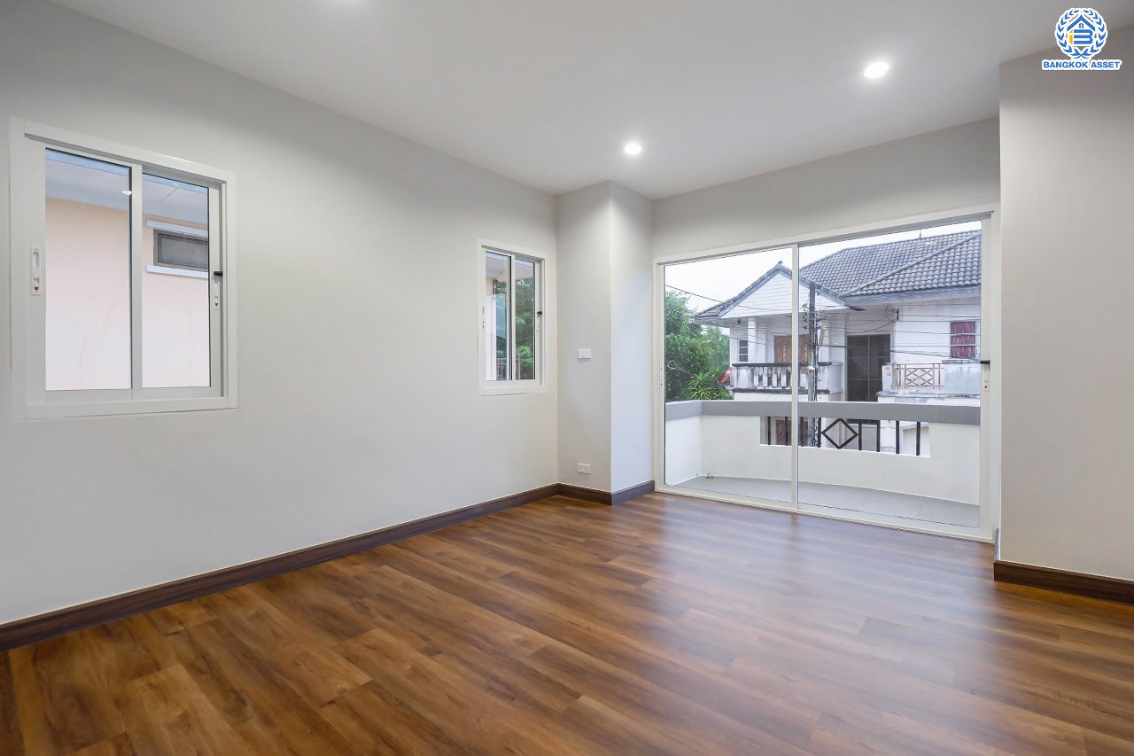 บ้านมือสองตกแต่งใหม่ ม.เพชรวัฒนะ เลียบคลองประปา บ้านเดี่ยวเนื้อที่ 50 ตร.ว. ฟังก์ชันพร้อม 3 ห้องนอน 3 ห้องน้ำ จอดรถได้ 2 คัน บนทำเลเชื่อมต่อแจ้งวัฒนะ, ถนนศรีสมาน, ถนนสรงประภา เดินทางสะดวก ใกล้ทางด่วน "อุตราภิมุข" และรถไฟฟ้าสายสีแดง "สถานีหลักสี่"